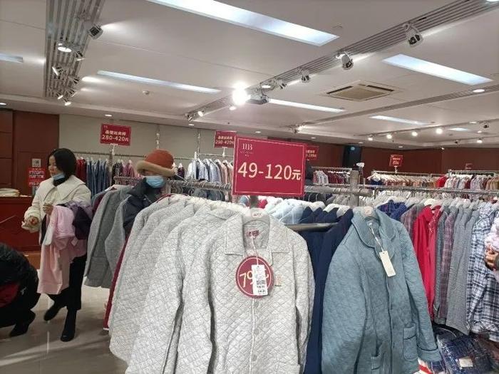 国产羽绒服这么贵了？逛完工厂店，发现价格“太香了”