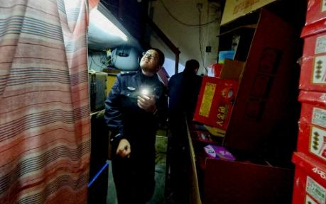 上海一居民小区变“烟花仓库”？民警仅凭一张门锁照片查出200余箱烟花爆竹