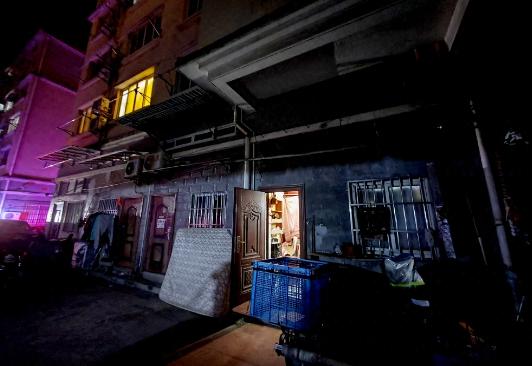 上海一居民小区变“烟花仓库”？民警仅凭一张门锁照片查出200余箱烟花爆竹