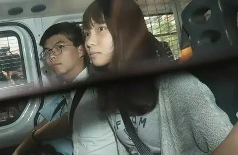 ·周庭(右)和黄之锋被捕。