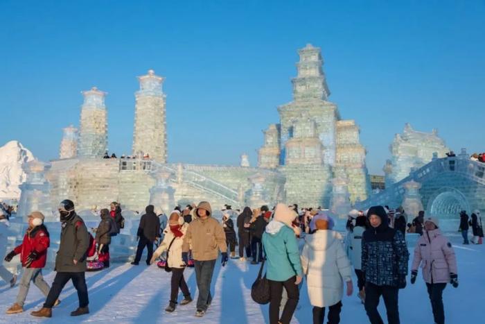 哈尔滨火了！冰雪大世界门票卖光 洗浴中心挤满“南方宝宝”