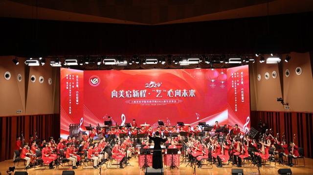 上音教授、二胡名家和中学生同台演出，这所学校在音乐声中迎接崭新一年