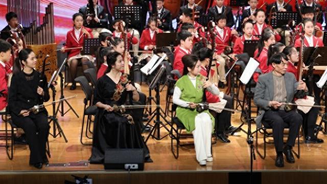 上音教授、二胡名家和中学生同台演出，这所学校在音乐声中迎接崭新一年