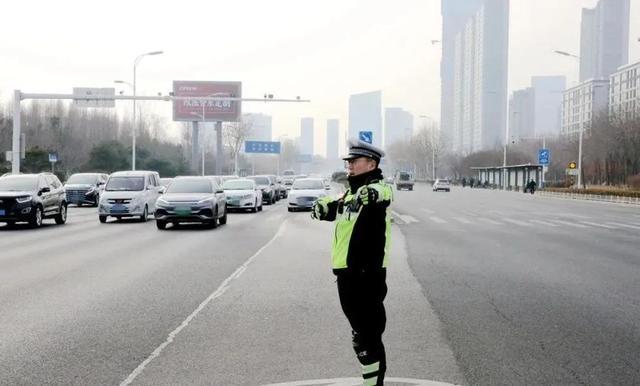 假日里，道路上，处处是警察蜀黍的身影……