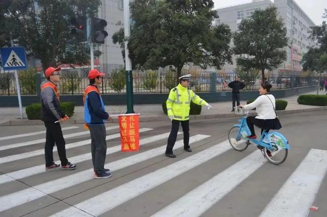 假日里，道路上，处处是警察蜀黍的身影……