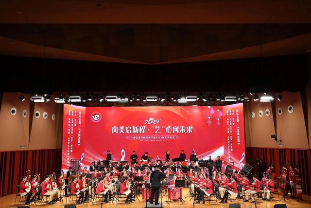 上音教授、二胡名家和中学生同台演出，这所学校在音乐声中迎接崭新一年