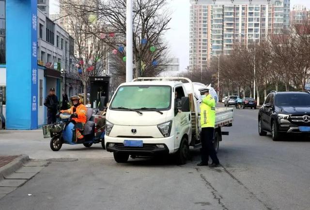 假日里，道路上，处处是警察蜀黍的身影……