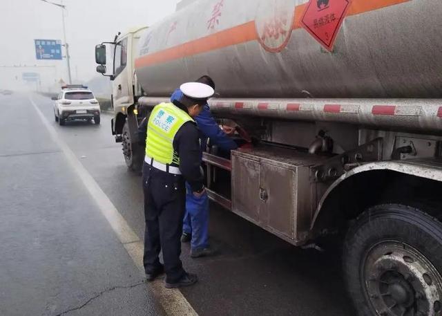 假日里，道路上，处处是警察蜀黍的身影……