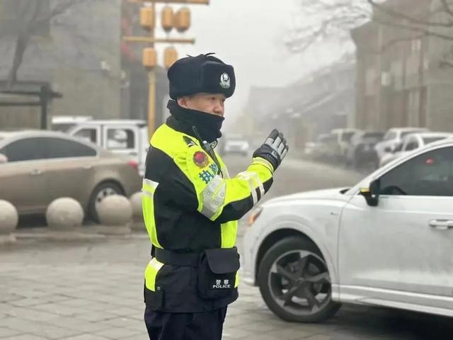 假日里，道路上，处处是警察蜀黍的身影……