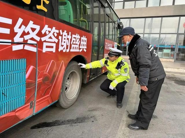 假日里，道路上，处处是警察蜀黍的身影……