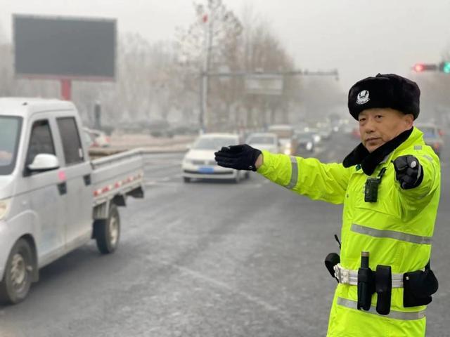 假日里，道路上，处处是警察蜀黍的身影……