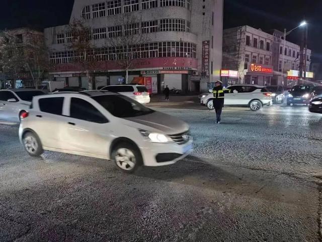 假日里，道路上，处处是警察蜀黍的身影……