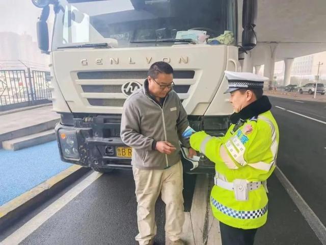 假日里，道路上，处处是警察蜀黍的身影……