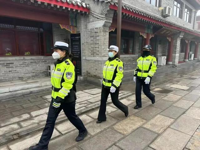 假日里，道路上，处处是警察蜀黍的身影……