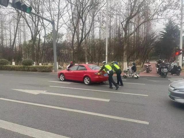 假日里，道路上，处处是警察蜀黍的身影……