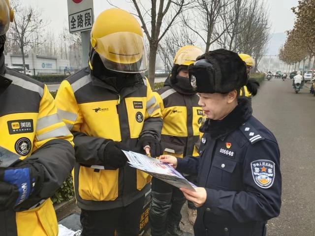 假日里，道路上，处处是警察蜀黍的身影……