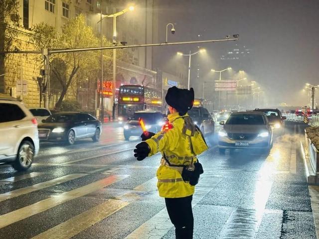 假日里，道路上，处处是警察蜀黍的身影……