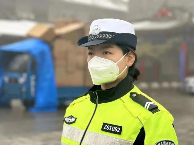 假日里，道路上，处处是警察蜀黍的身影……