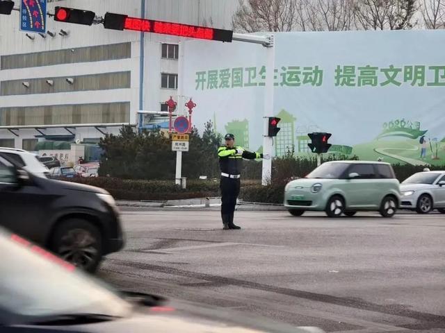 假日里，道路上，处处是警察蜀黍的身影……