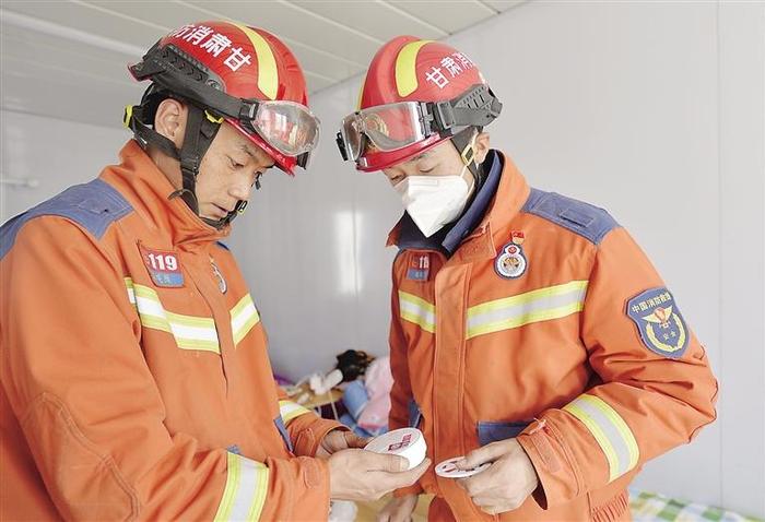 住进“新家” 温暖过冬——积石山6.2级地震受灾群众固定性过渡安置房入住见闻