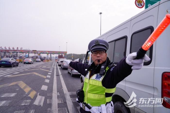 上海今晨雾霾笼罩 全市道路通行秩序良好，未现长时间大面积拥堵