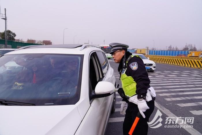 上海今晨雾霾笼罩 全市道路通行秩序良好，未现长时间大面积拥堵