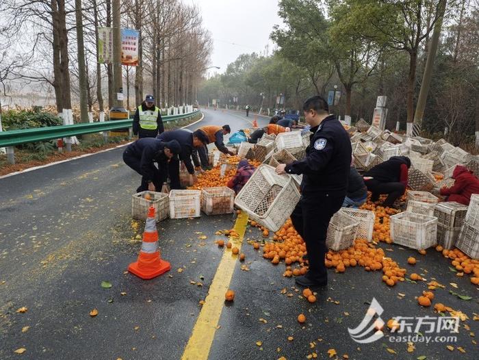 崇明横沙岛货车侧翻 100余箱橘子散落一地 民警帮忙挽回损失