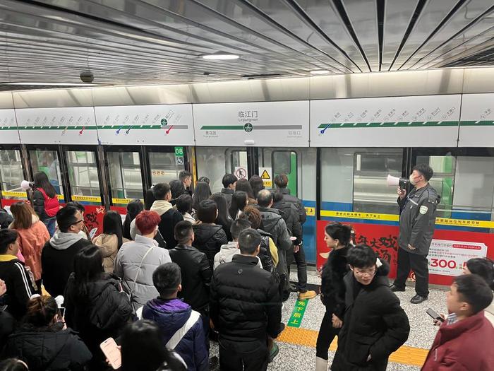 跨年夜重庆轨道交通凌晨2点收班 客流超508万人次创历史新高