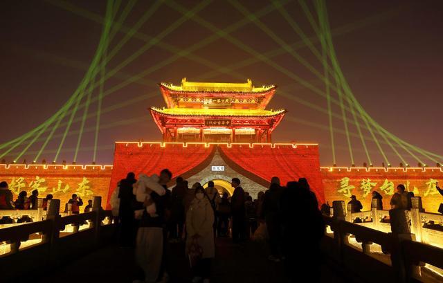 台儿庄古城张灯结彩迎新年