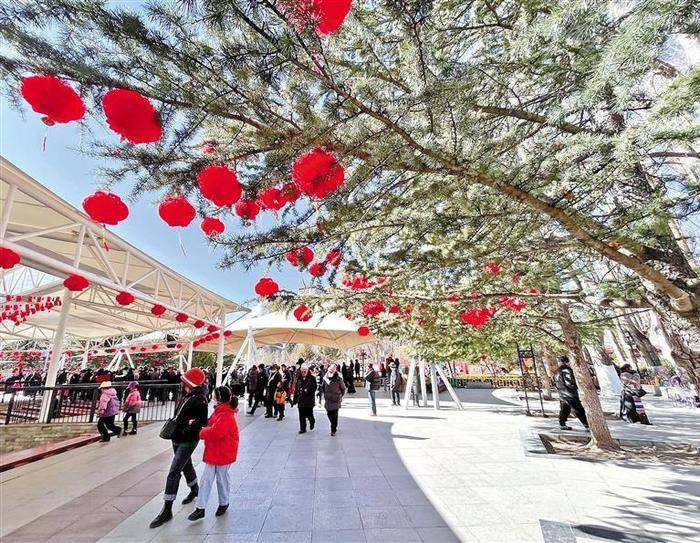 2024年元旦来临之际，拉萨市宗角禄康公园挂上了鲜艳的红灯笼，营造出祥和欢乐的节日氛围。