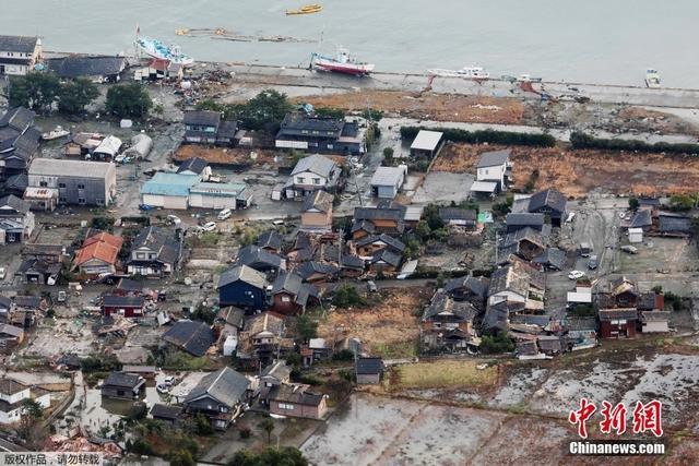 航拍日本地震灾区：有房屋卷入海中 民众拼“SOS”求救