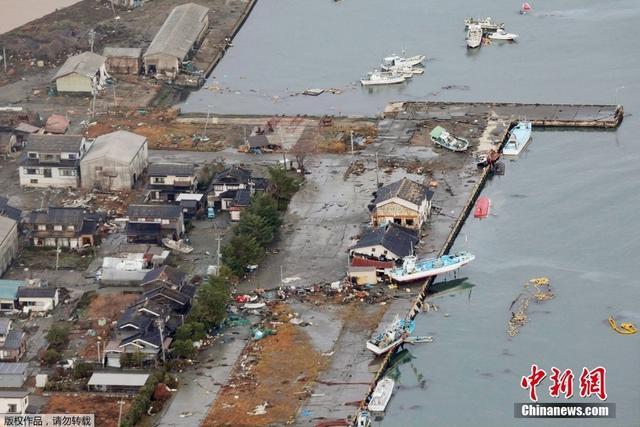 航拍日本地震灾区：有房屋卷入海中 民众拼“SOS”求救