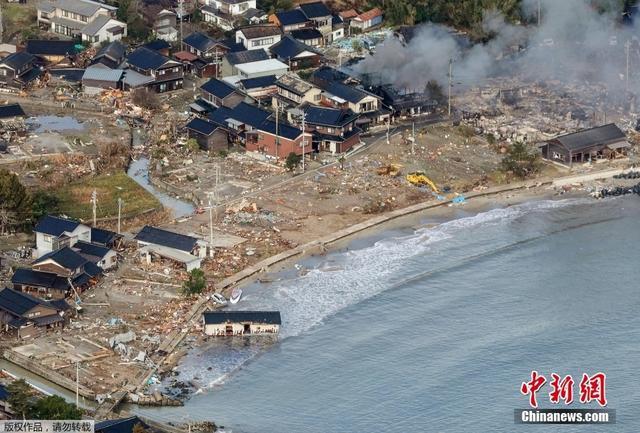 航拍日本地震灾区：有房屋卷入海中 民众拼“SOS”求救