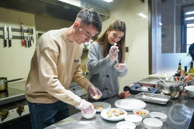 感知重庆[gf]2022[/gf]渝味传五洲南岸专场活动举行，外国留学生跟着中国大厨学艺创菜