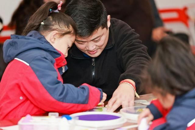 这场闵行学子的版画艺术盛宴带来沉浸式体验，让美育成为“面向人人”的必修课