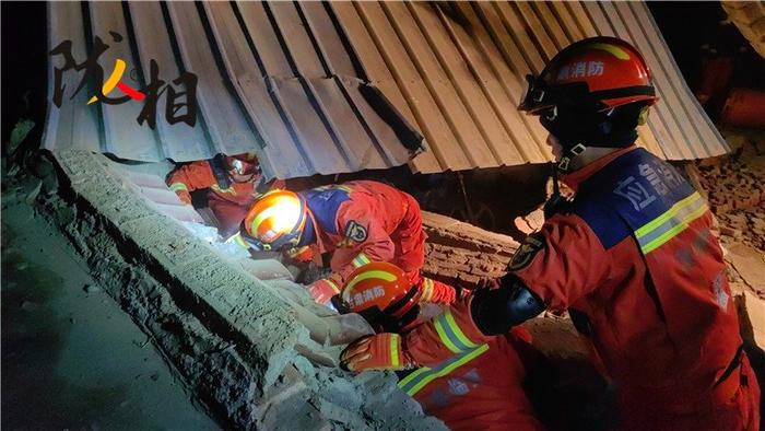 距离积石山震中最近的消防员 救人与时间赛跑！