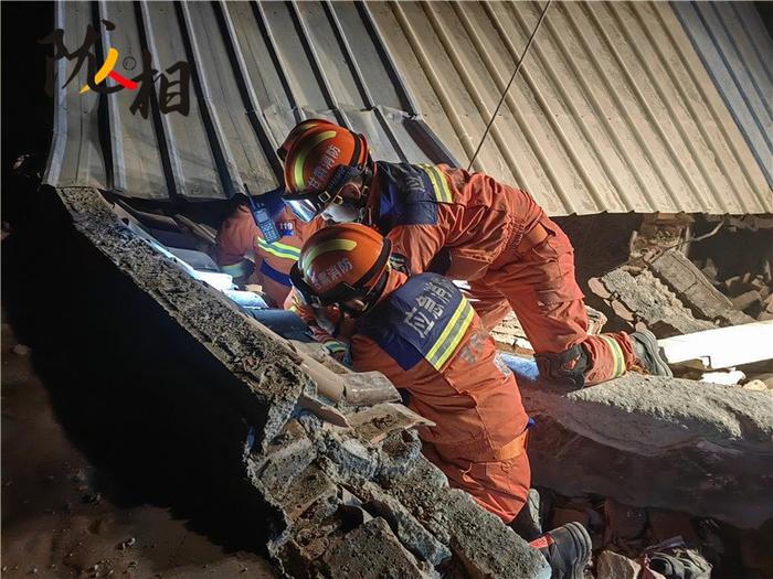 距离积石山震中最近的消防员 救人与时间赛跑！