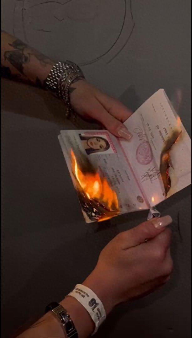她跨年时烧毁俄罗斯护照，结果……