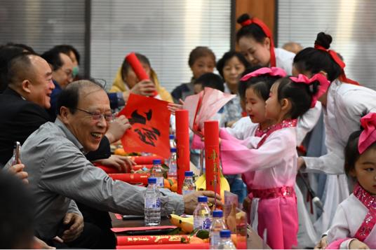 吉林大学朝阳校区离退休办举办离退休职工2024新年联欢会