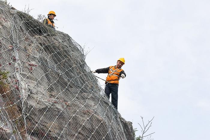 陕西铁路上的“外科医生”：扫山排患护宝成