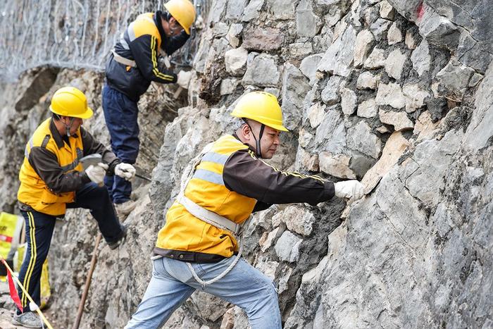 陕西铁路上的“外科医生”：扫山排患护宝成