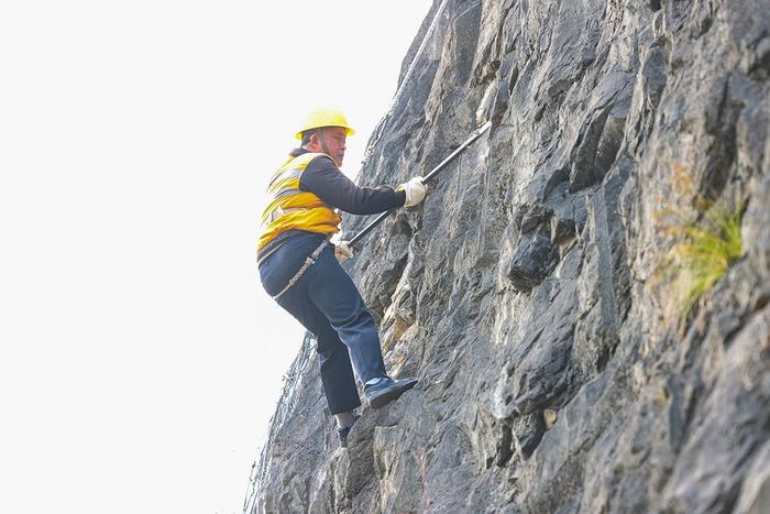 陕西铁路上的“外科医生”：扫山排患护宝成