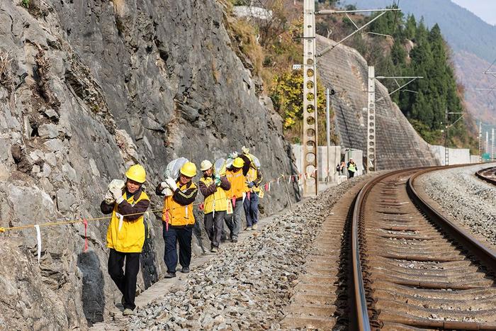 陕西铁路上的“外科医生”：扫山排患护宝成