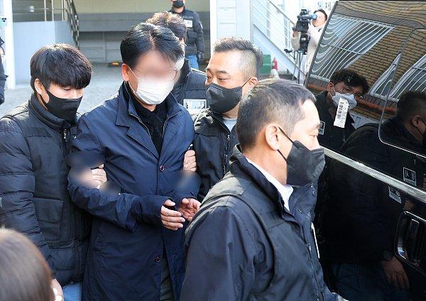 刺伤李在明67岁嫌疑人被签发拘捕令！曾是首尔公务员，医疗小组：李在明左侧颈内静脉60%被切断
