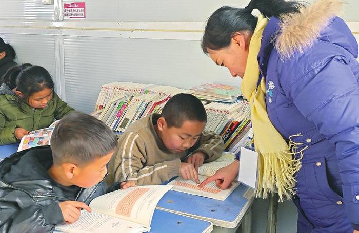 【甘快看】再访甘肃省临夏州积石山县，受灾群众临时安置点的活动板房内书声琅琅——读者爱心书架传递新年希望