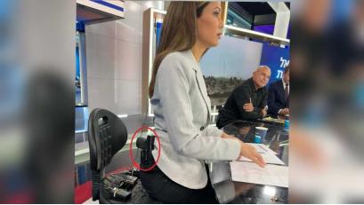 巴以新一轮冲突持续，以色列女主播被拍到在直播中腰间别枪，网友争议