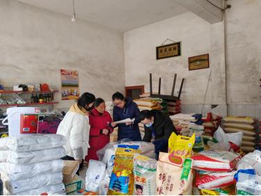 四川雅安市市场监管局总工程师石磊带队开展食品安全专项检查