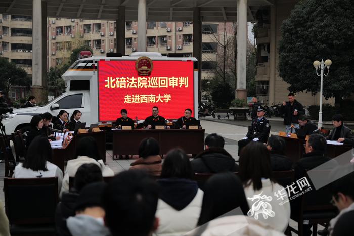 法庭搬进高校 这场“露天”庭审让大学生直呼“太酷了”