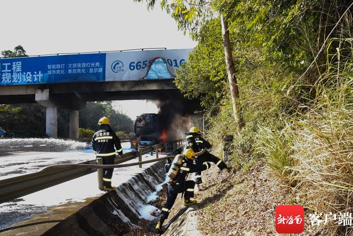 海南高速上轿车追尾油罐车 一车起火，浓烟滚滚……