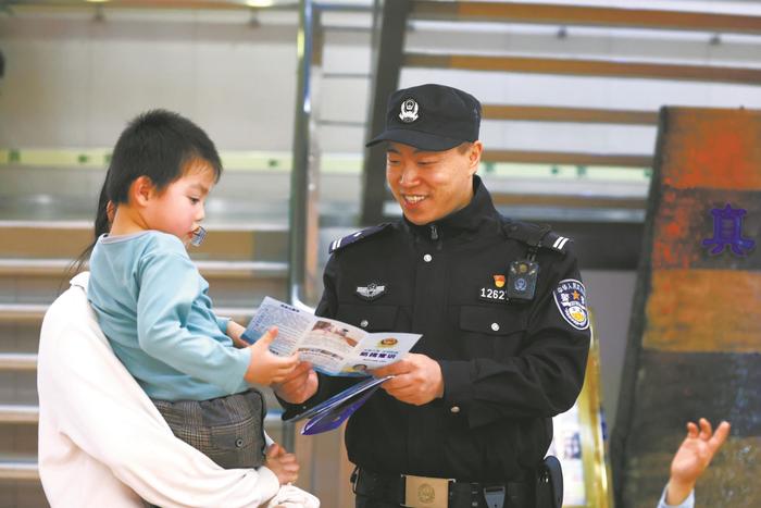 本报记者探访烟台市港航公安局乘务警察支队